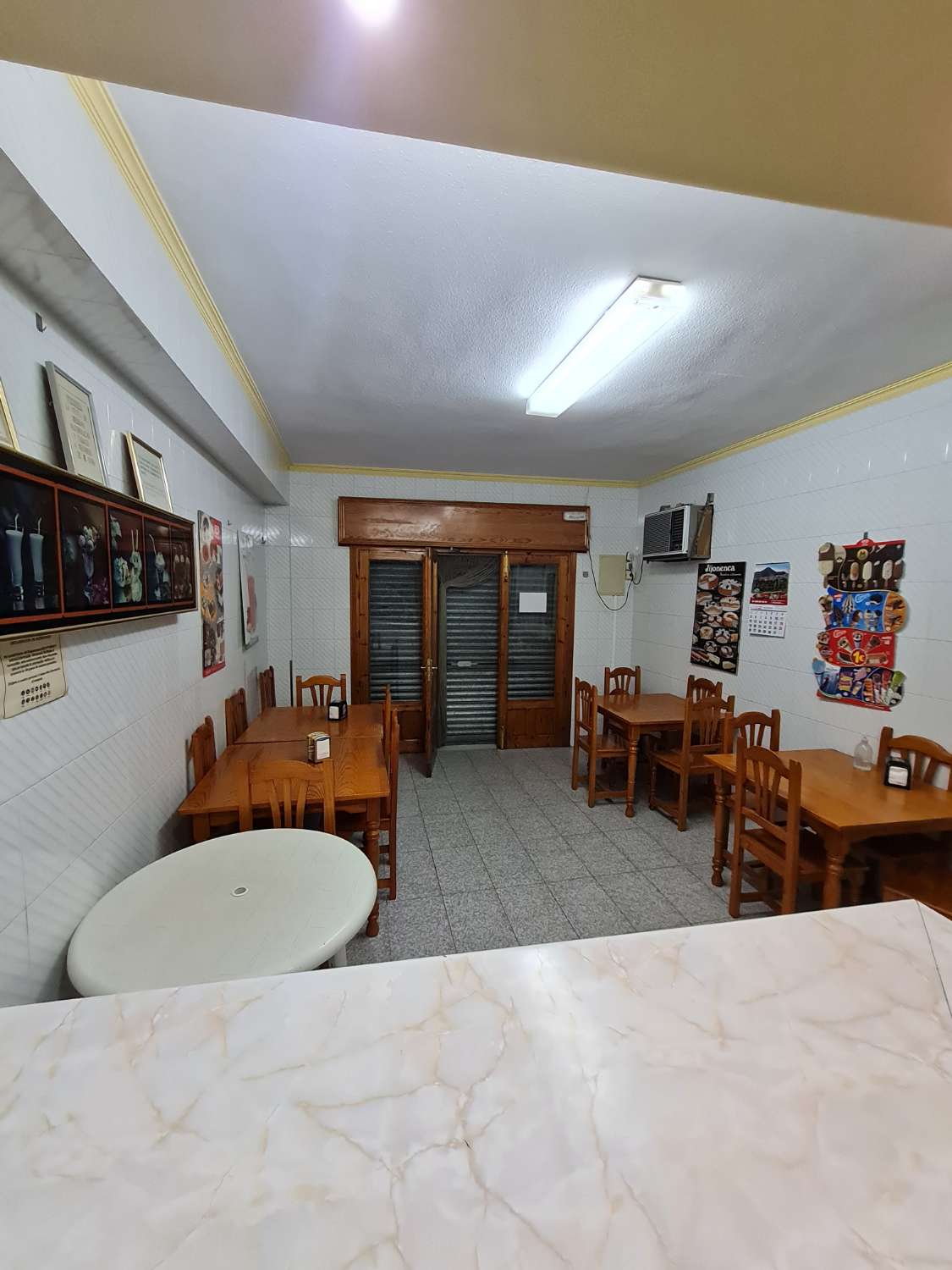 Bar y piso grande en el centro de Vélez-Rubio