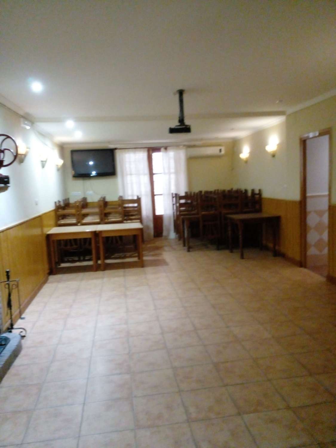 Great Business Opportunity Bar with accommodation in the central plaza in Vélez-Blanco