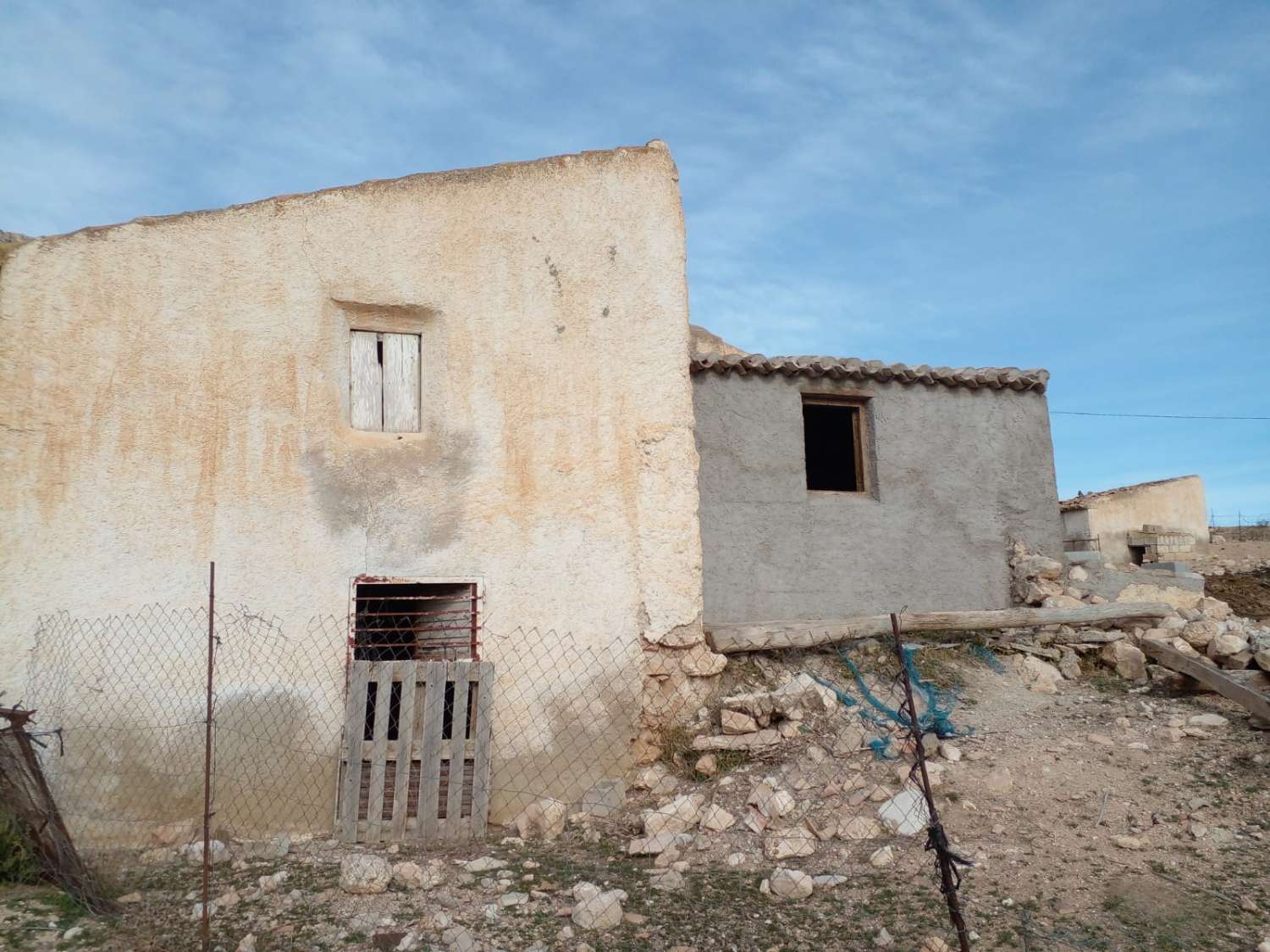 Large and sensibly price plot of agricultural land with Old Cortijo for Reform