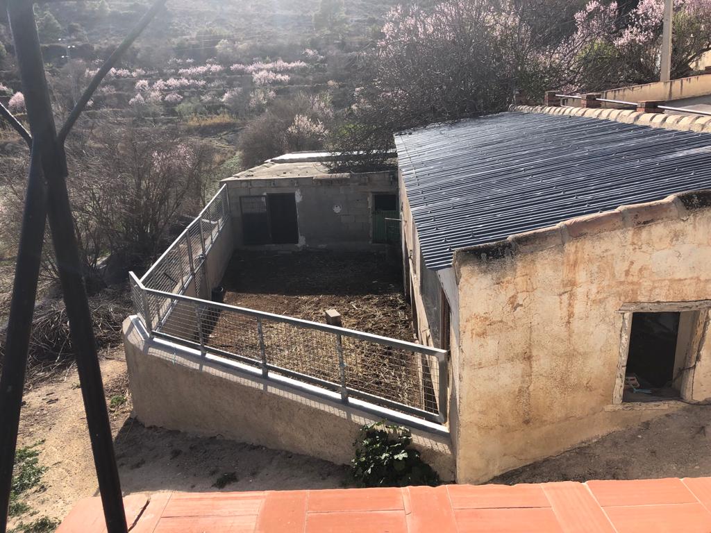 Grande maison de campagne réformée de 6 chambres et 2 salles de bains avec un moulin à farine en activité, un terrain et des dépendances à Velez-Blanco