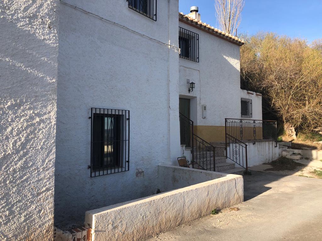 Grande maison de campagne réformée de 6 chambres et 2 salles de bains avec un moulin à farine en activité, un terrain et des dépendances à Velez-Blanco