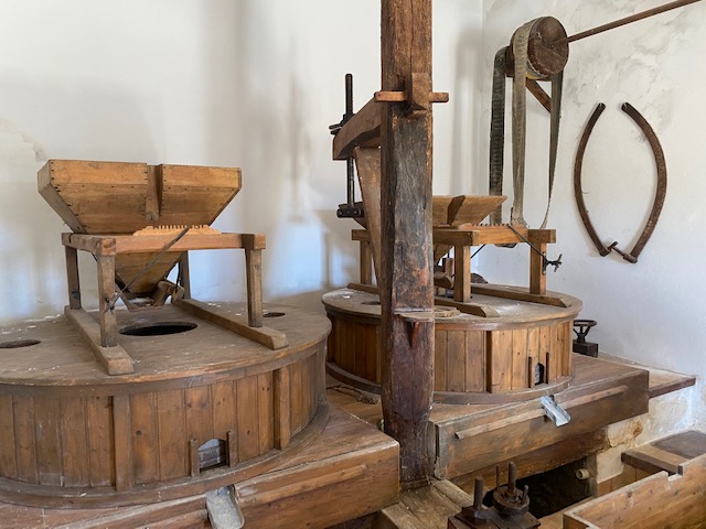 Grande maison de campagne réformée de 6 chambres et 2 salles de bains avec un moulin à farine en activité, un terrain et des dépendances à Velez-Blanco