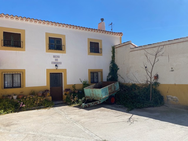 Grande maison de campagne réformée de 6 chambres et 2 salles de bains avec un moulin à farine en activité, un terrain et des dépendances à Velez-Blanco