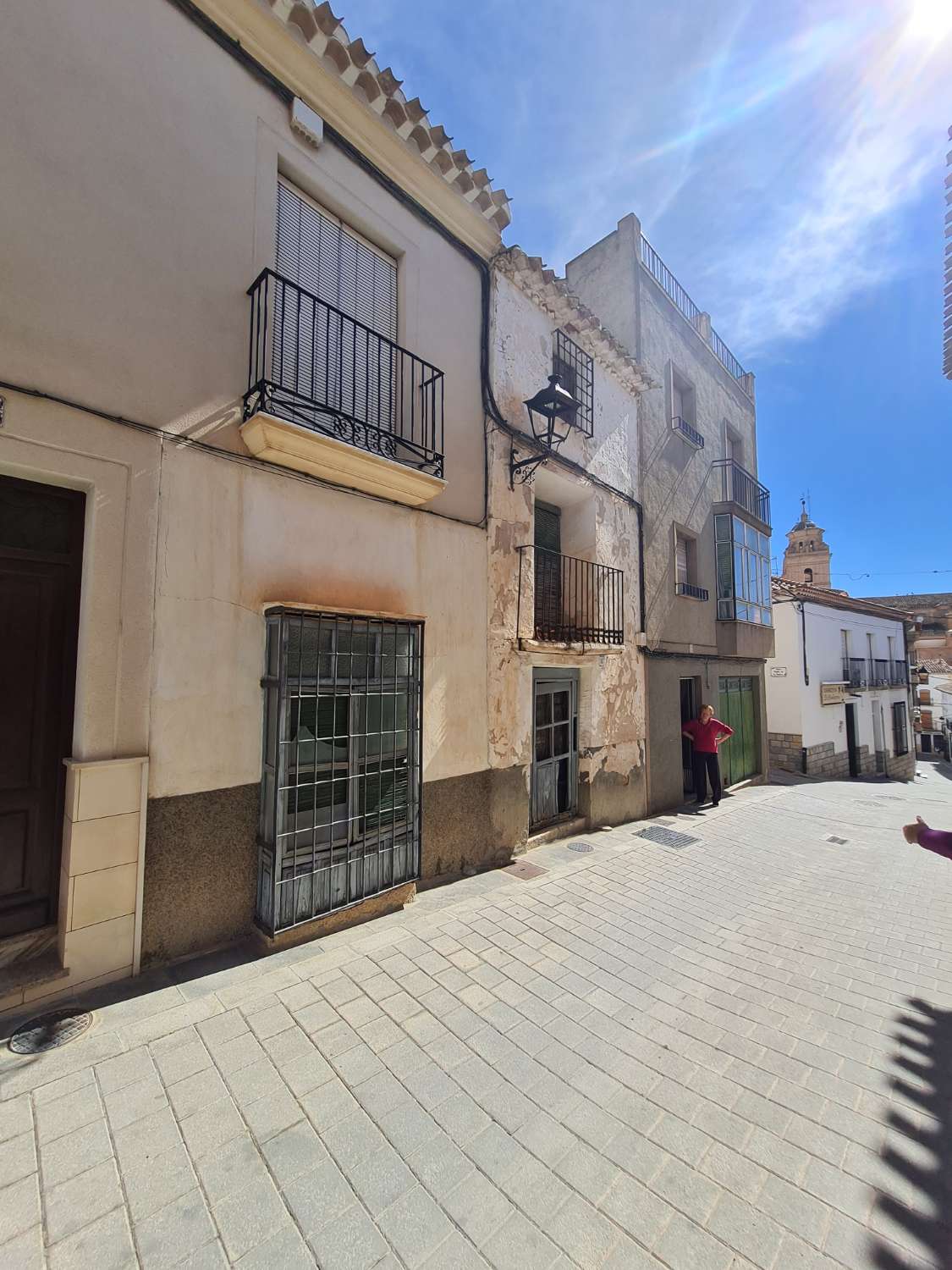 Grande maison de ville, quelques réformes nécessaires, 3 chambres, 1 salle de bain, garage et terrasse sur le toit à Velez- Rubio