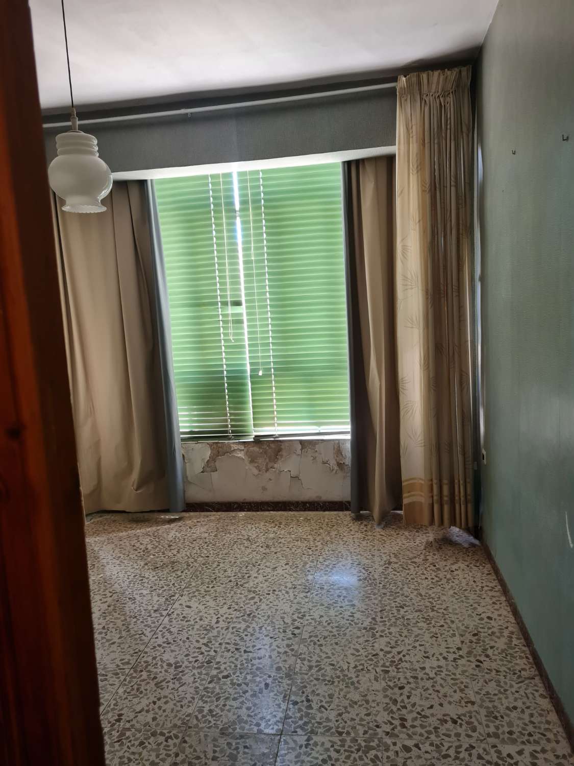 Amplia casa adosada que necesita reforma, 3 dormitorios, 1 baño, garaje y azotea en Vélez-Rubio