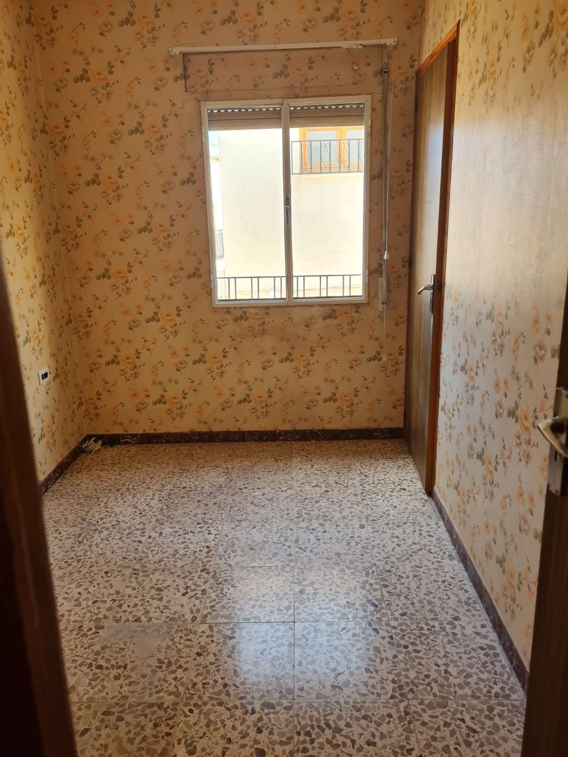 Amplia casa adosada que necesita reforma, 3 dormitorios, 1 baño, garaje y azotea en Vélez-Rubio