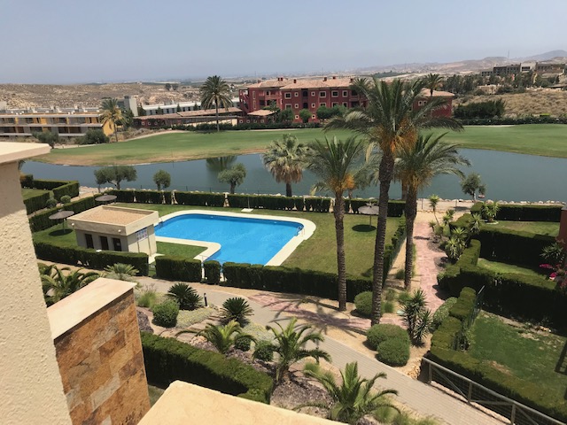 Dúplex de 2 dormitorios y 2 baños con vistas al campo de golf. Piscina Comunitaria