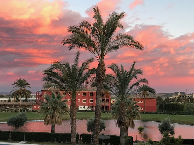 Dúplex de 2 dormitorios y 2 baños con vistas al campo de golf. Piscina Comunitaria