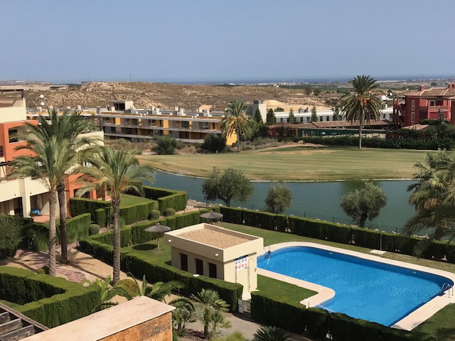 Dúplex de 2 dormitorios y 2 baños con vistas al campo de golf. Piscina Comunitaria