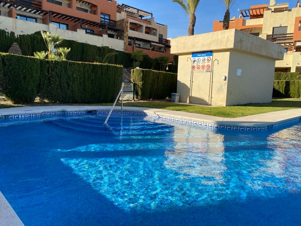 Dúplex de 2 dormitorios y 2 baños con vistas al campo de golf. Piscina Comunitaria