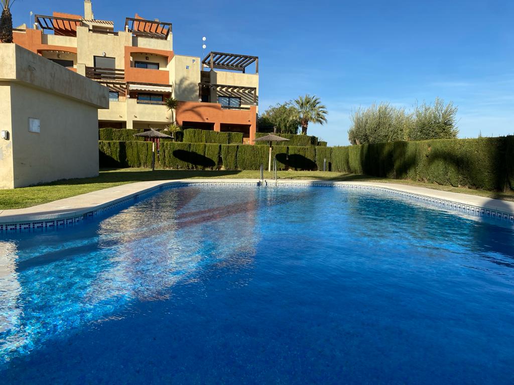 Dúplex de 2 dormitorios y 2 baños con vistas al campo de golf. Piscina Comunitaria