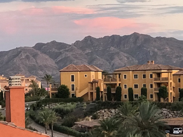 Duplex mit 2 Schlafzimmern und 2 Badezimmern mit Blick auf den Golfplatz. Gemeinschaftspool