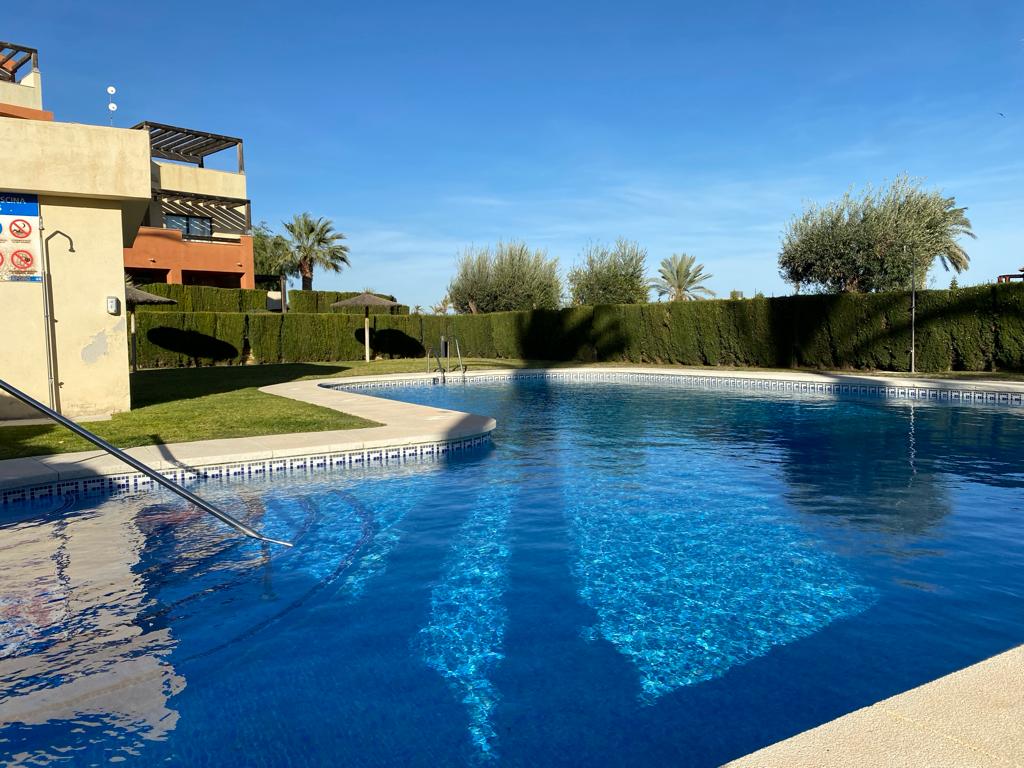 Dúplex de 2 dormitorios y 2 baños con vistas al campo de golf. Piscina Comunitaria