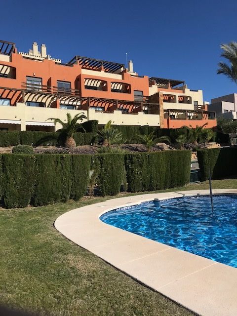 Dúplex de 2 dormitorios y 2 baños con vistas al campo de golf. Piscina Comunitaria