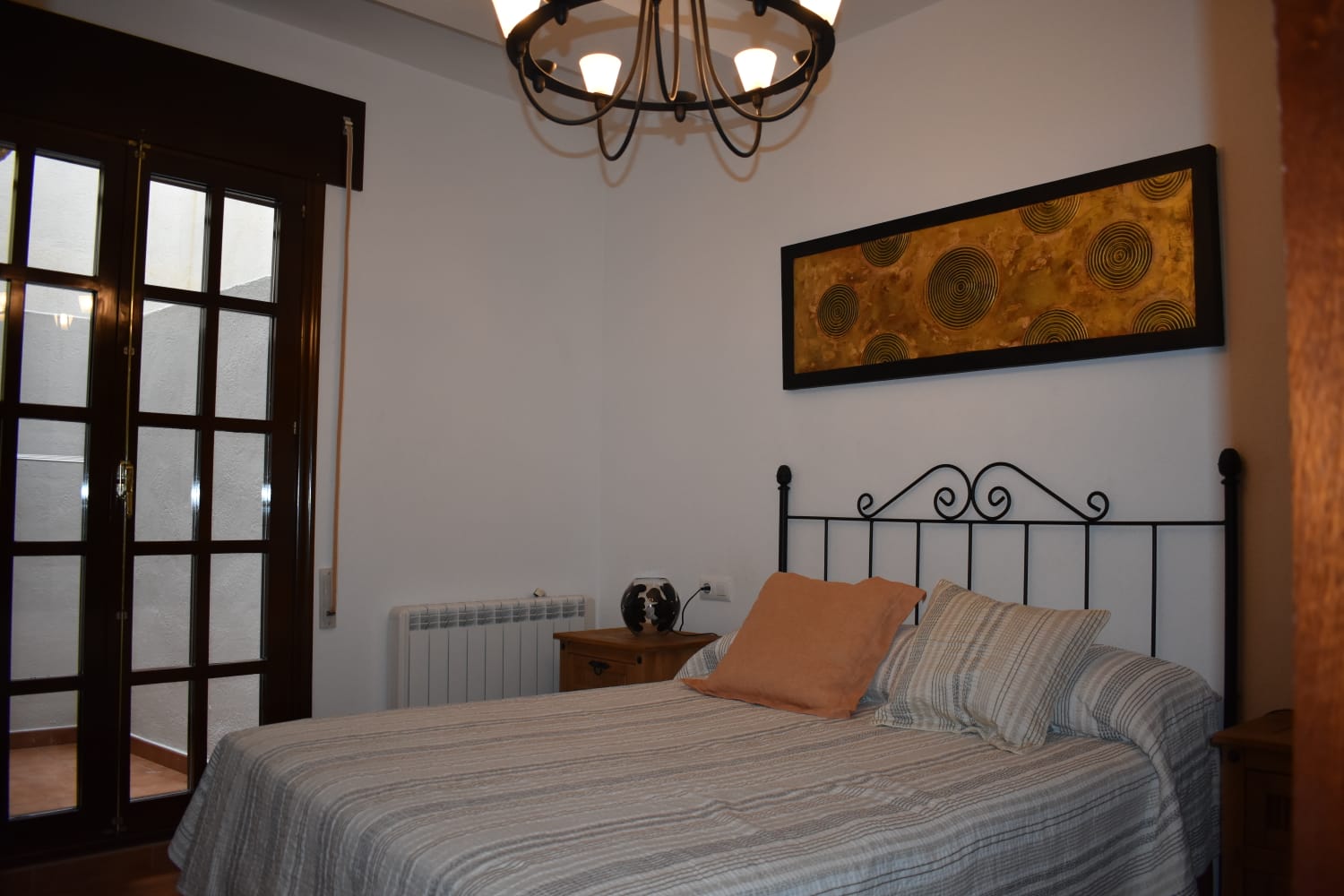 Fully equipped and furnished 2 bed / 2 bath apartment in excellent condition