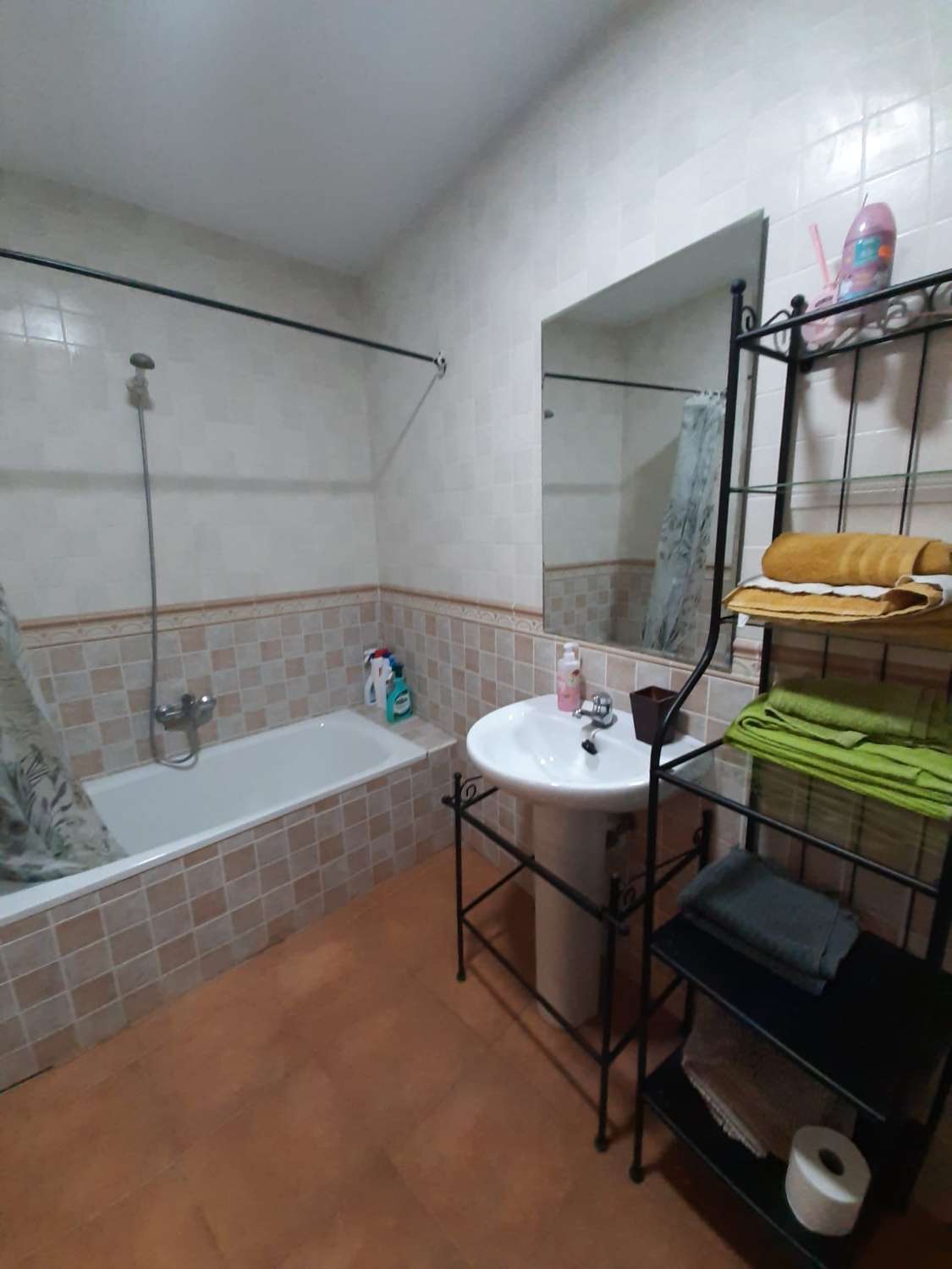 Apartamento totalmente equipado y amueblado de 2 habitaciones y 2 baños en excelentes condiciones