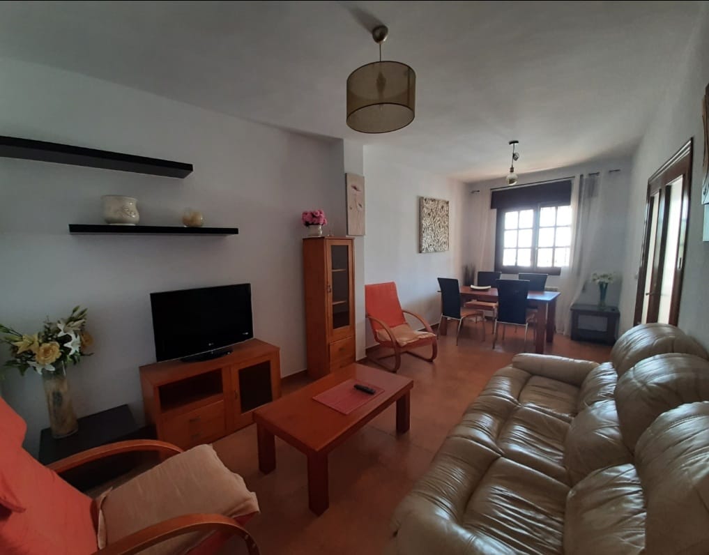 Fully equipped and furnished 2 bed / 2 bath apartment in excellent condition