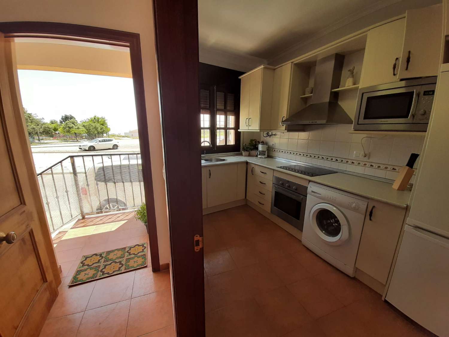 Fully equipped and furnished 2 bed / 2 bath apartment in excellent condition