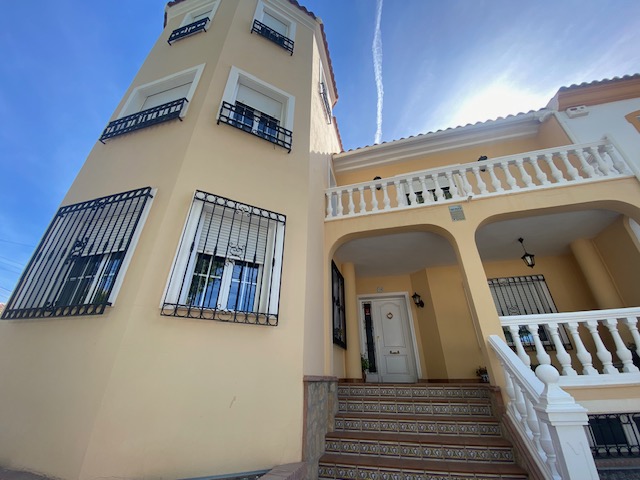 Casa grande de lujo de 5 dormitorios y 3 baños en el centro de Vélez-Rubio.