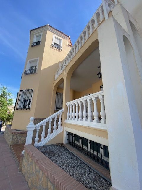 Casa grande de lujo de 5 dormitorios y 3 baños en el centro de Vélez-Rubio.