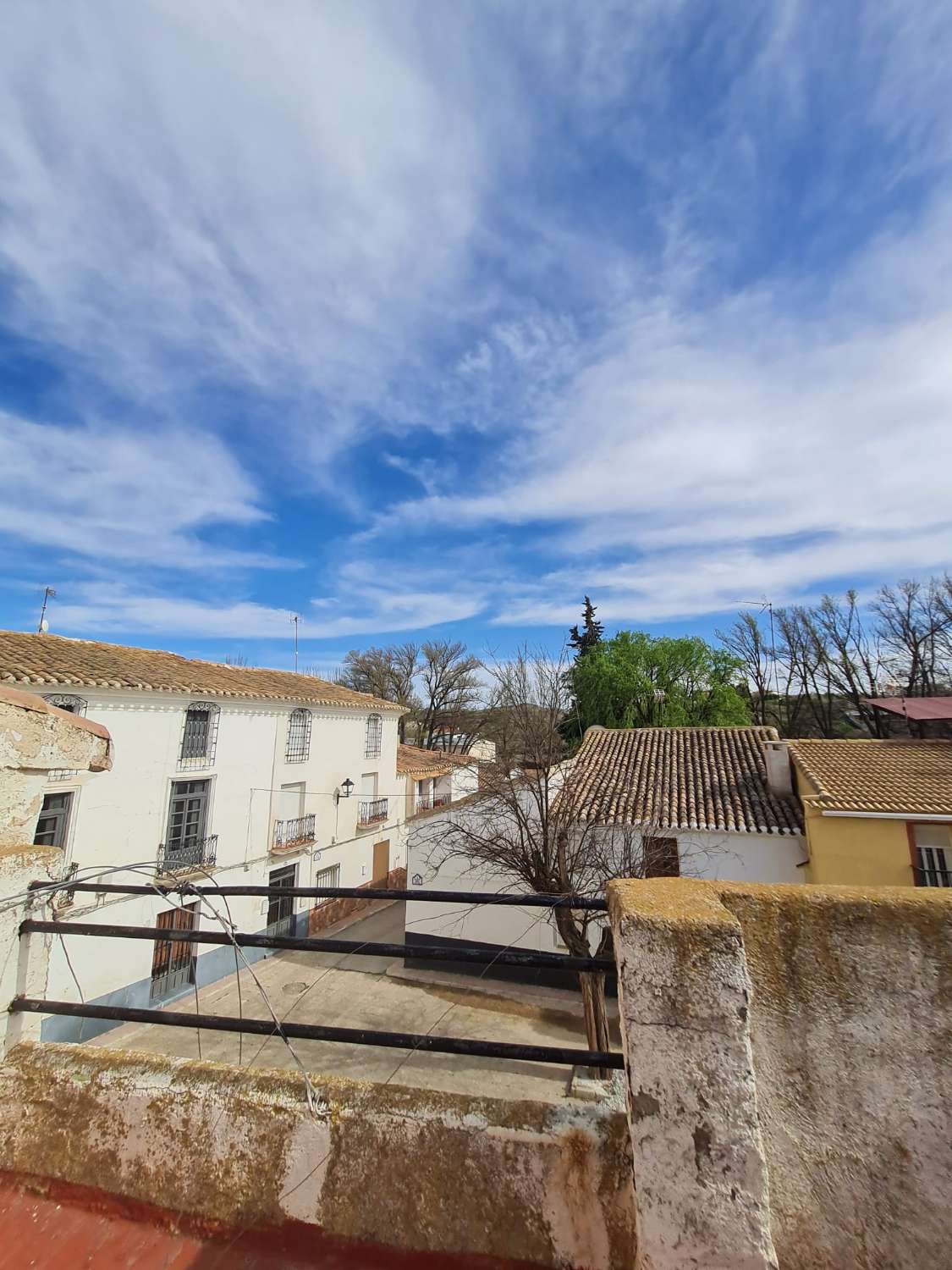 Pour la réforme, grande maison de ville de 4 chambres et 1 salle de bain sur quatre étages dans le centre de Chirivel