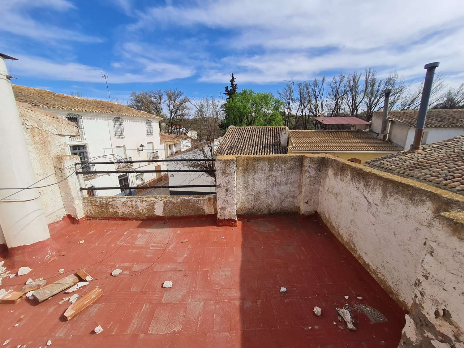 Para reforma Gran casa adosada de cuatro plantas de 4 dormitorios y 1 baño en el centro de Chirivel