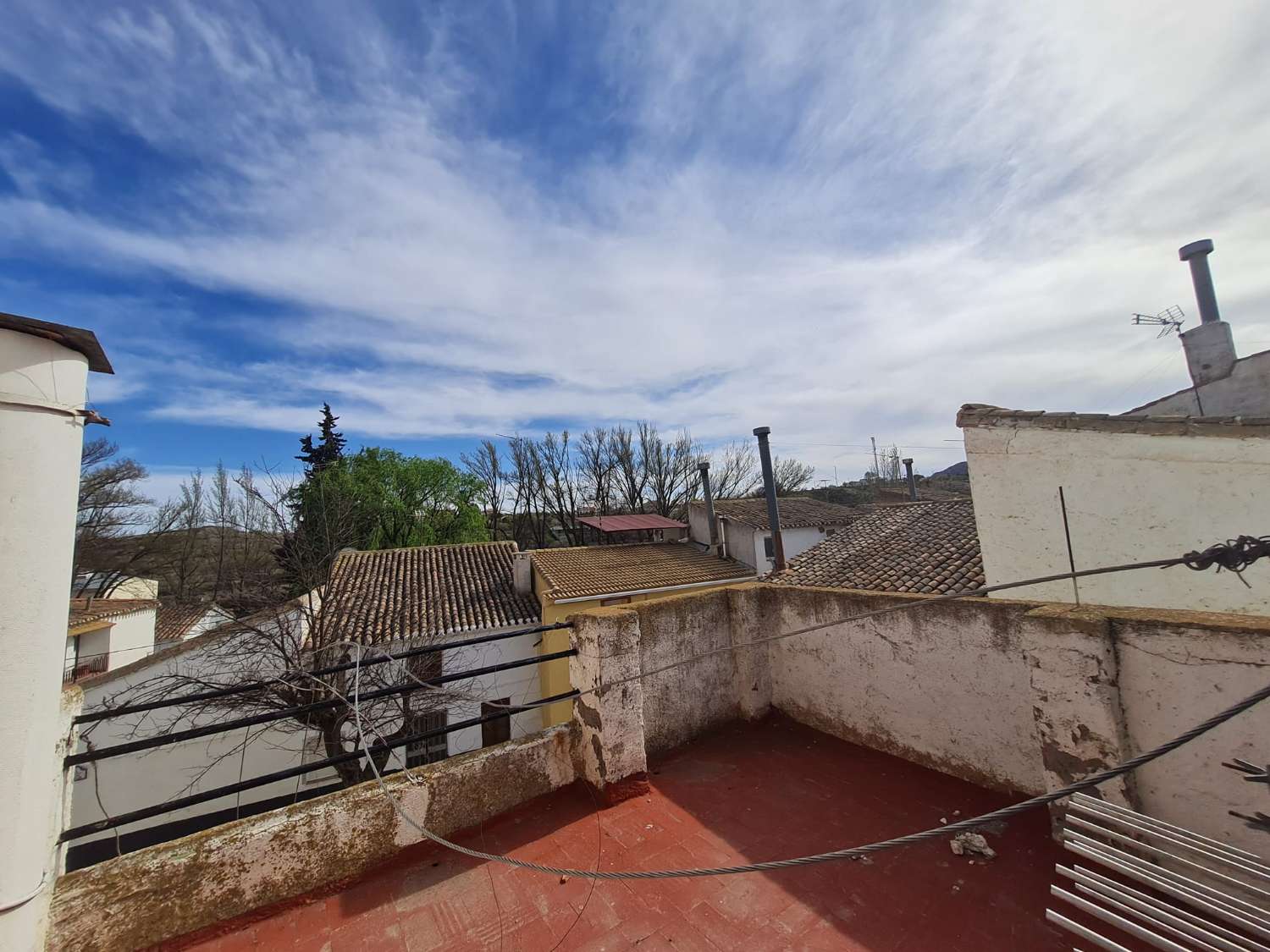 Para reforma Gran casa adosada de cuatro plantas de 4 dormitorios y 1 baño en el centro de Chirivel