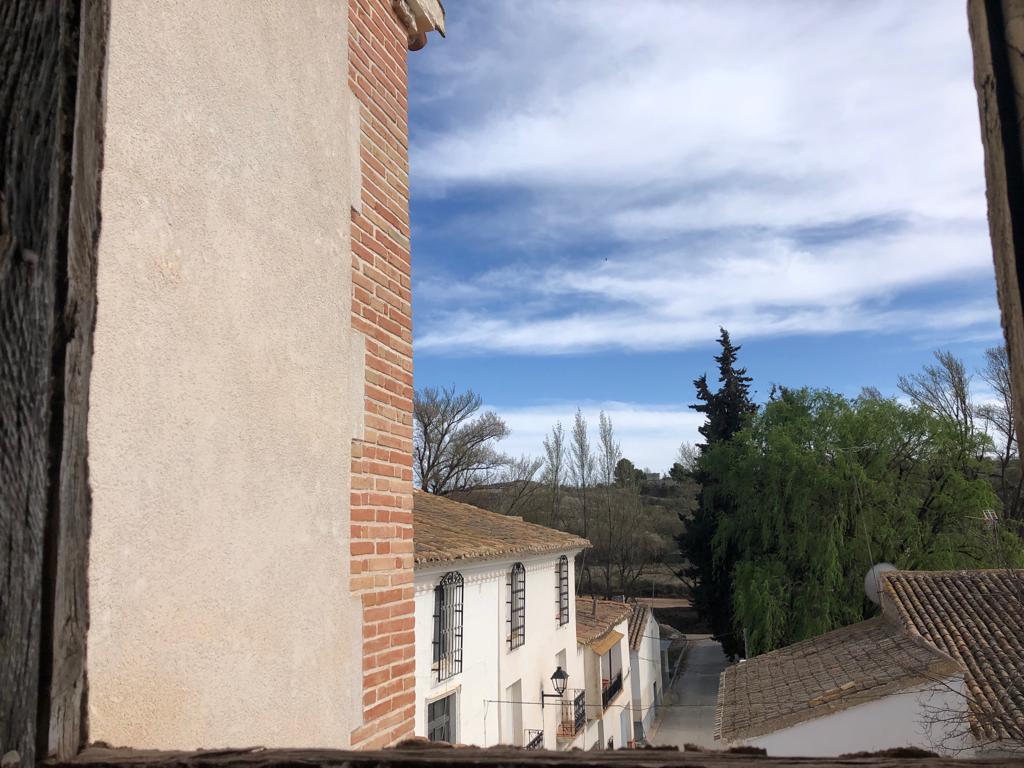 Pour la réforme, grande maison de ville de 4 chambres et 1 salle de bain sur quatre étages dans le centre de Chirivel