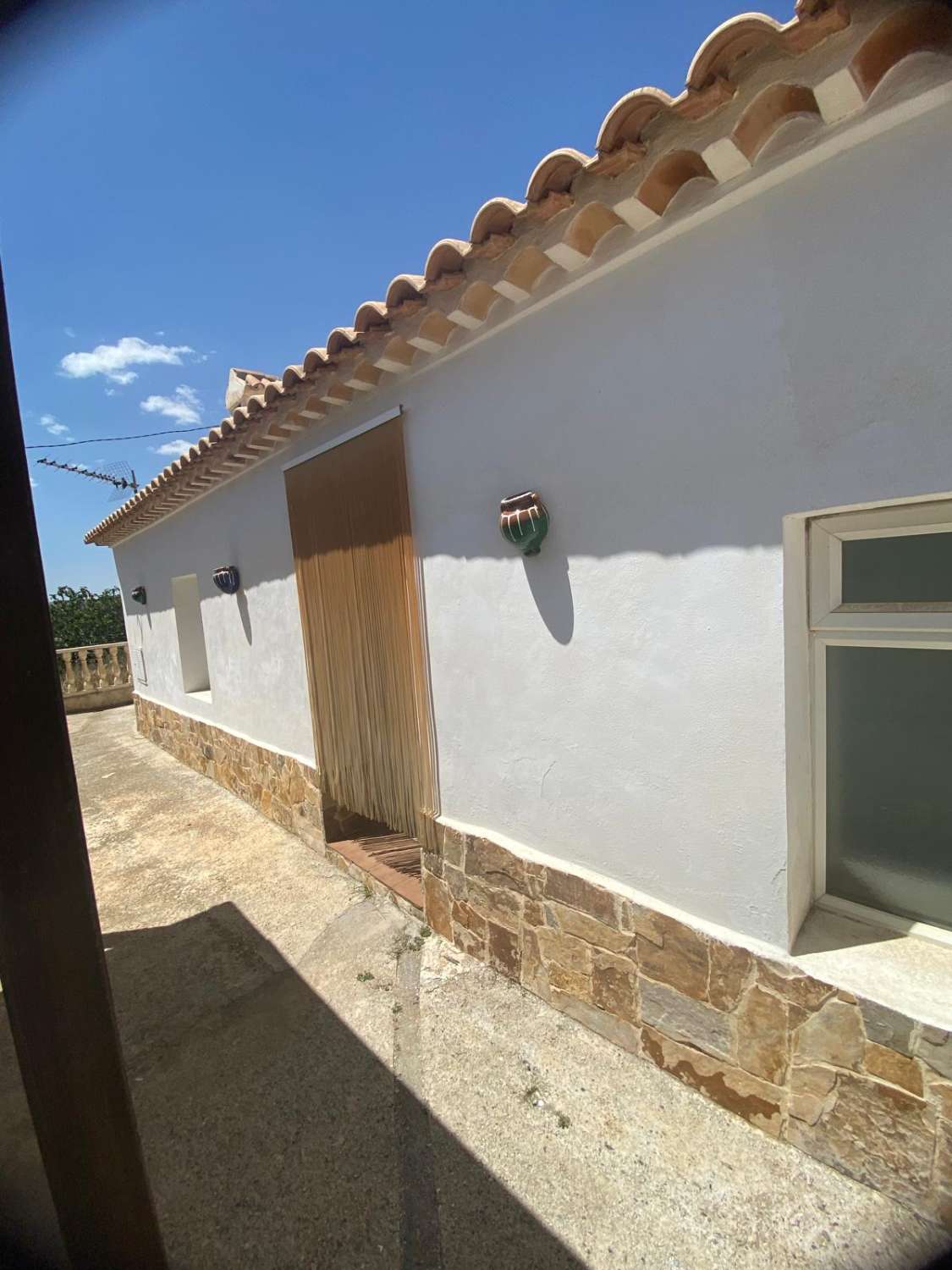 Mooie gerenoveerde oude bungalow met 2 slaapkamers en 1 badkamer en garage in de buurt van Oria