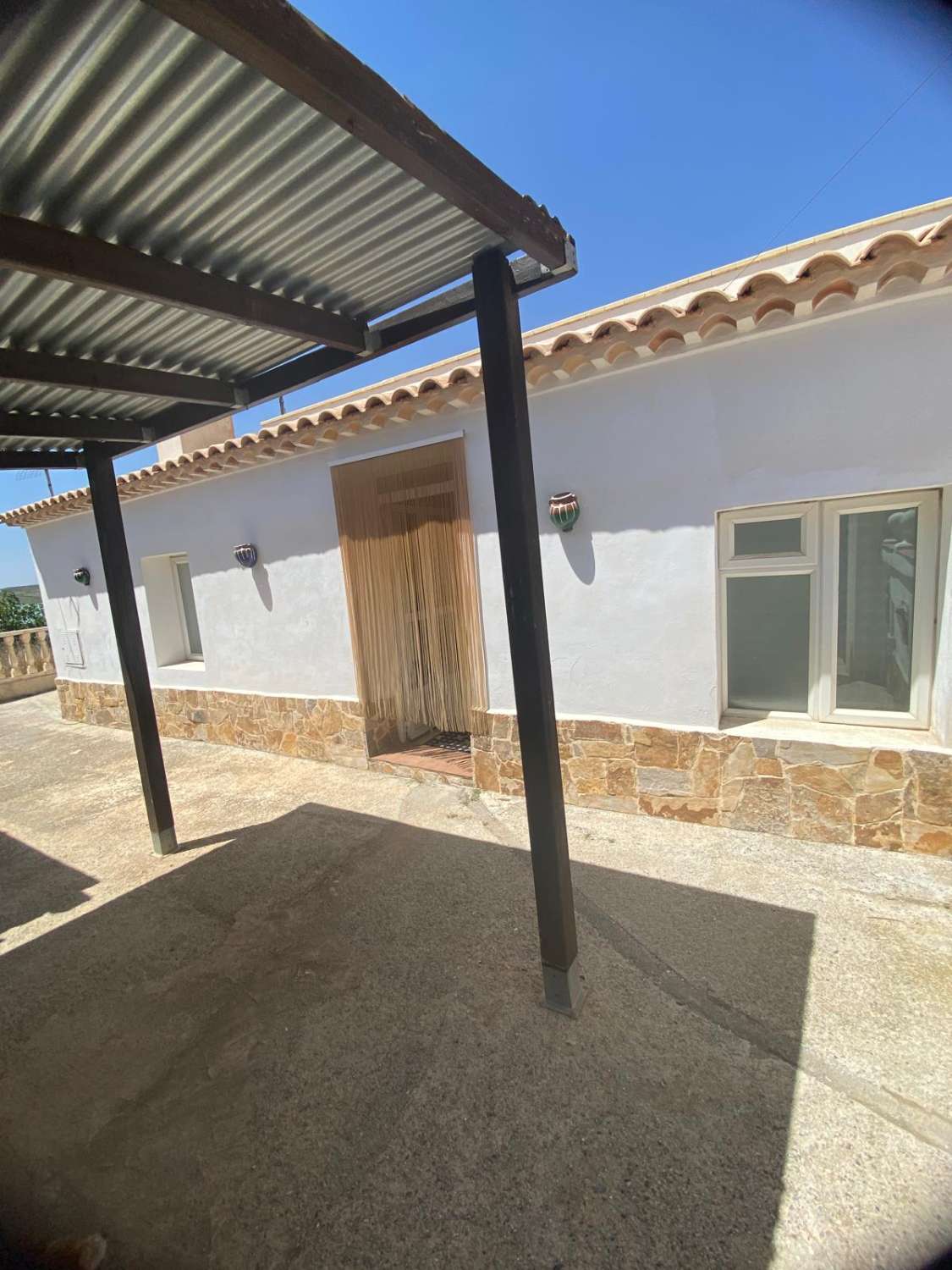 Beau bungalow ancien réformé de 2 chambres et 1 salle de bain avec garage près d'Oria