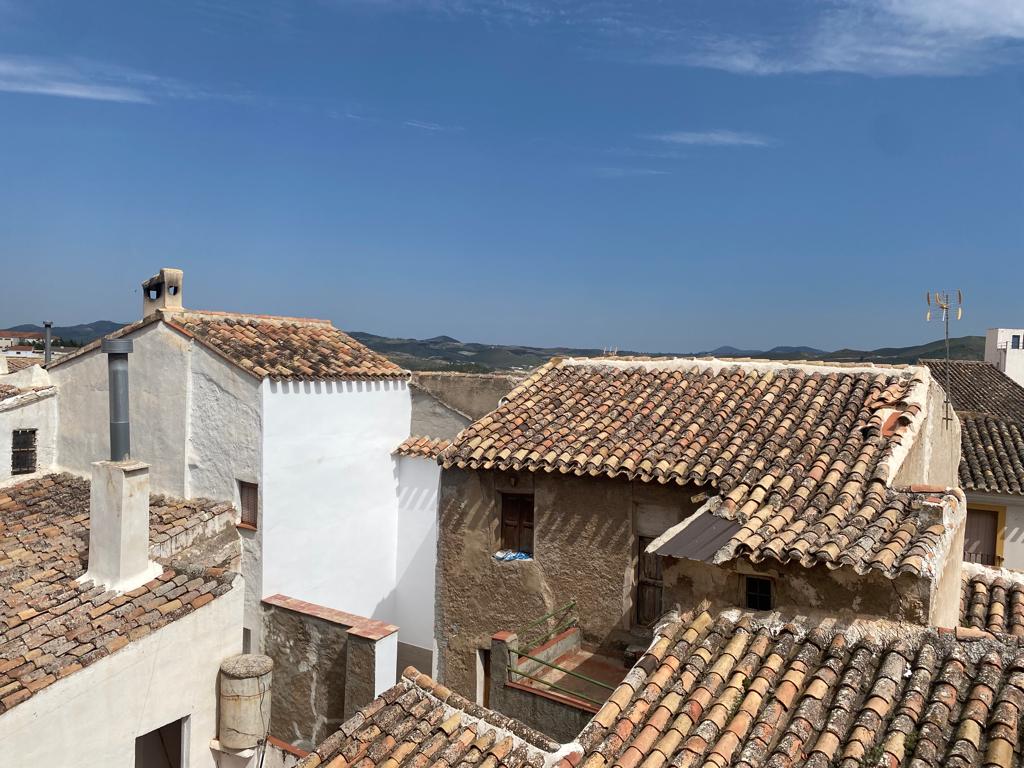 Increíble casa de cuatro pisos parcialmente renovada, 5 dormitorios y 2 baños en el centro de Vélez-Rubio.