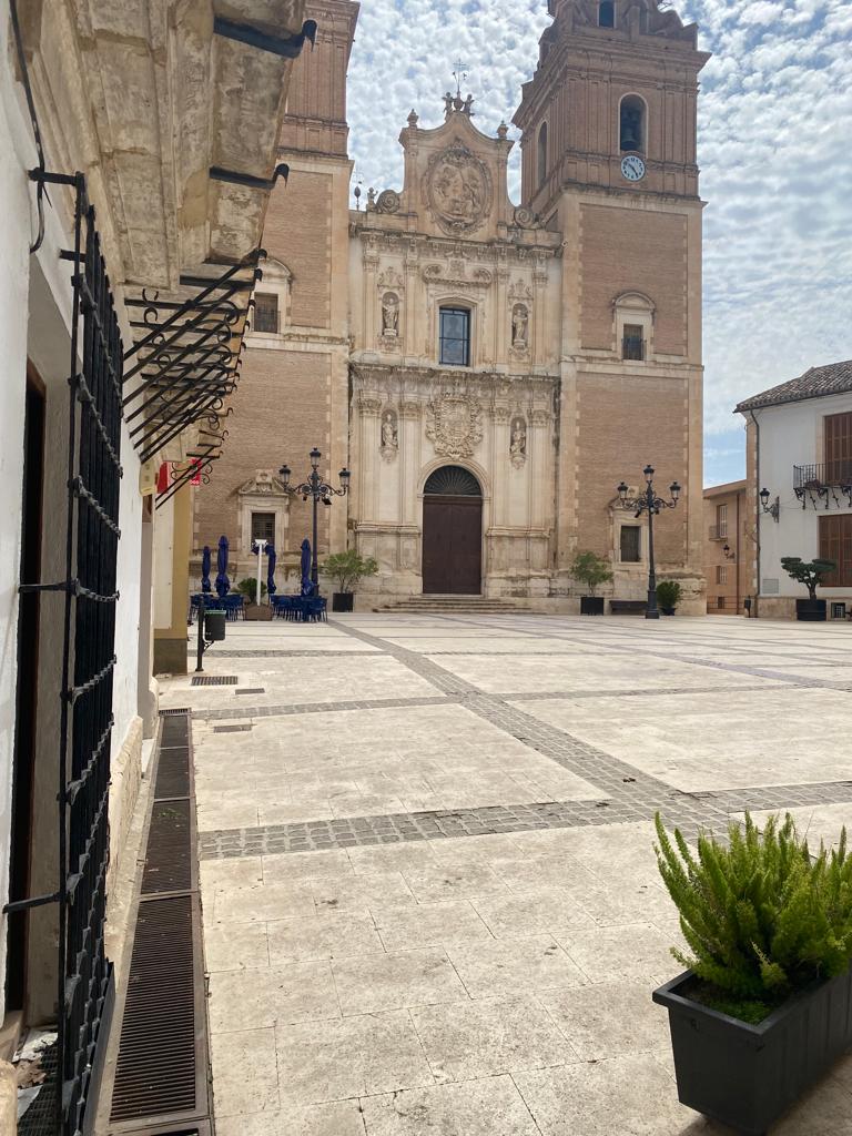 Increíble casa de cuatro pisos parcialmente renovada, 5 dormitorios y 2 baños en el centro de Vélez-Rubio.