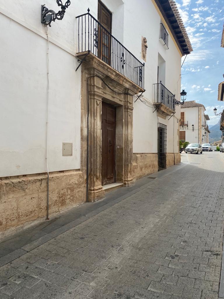 Increíble casa de cuatro pisos parcialmente renovada, 5 dormitorios y 2 baños en el centro de Vélez-Rubio.