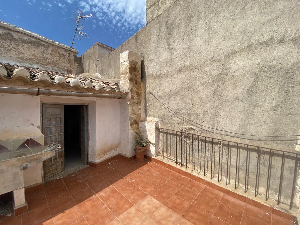 Amazing Partially renovated four story house, 5 Bed , 2 Bath in central Velez-Rubio.