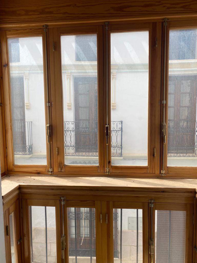 Amazing Partially renovated four story house, 5 Bed , 2 Bath in central Velez-Rubio.