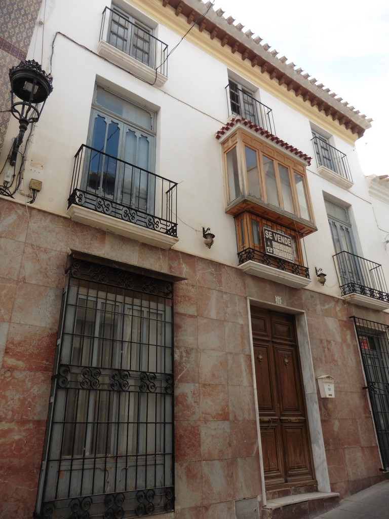 Increíble casa de cuatro pisos parcialmente renovada, 5 dormitorios y 2 baños en el centro de Vélez-Rubio.