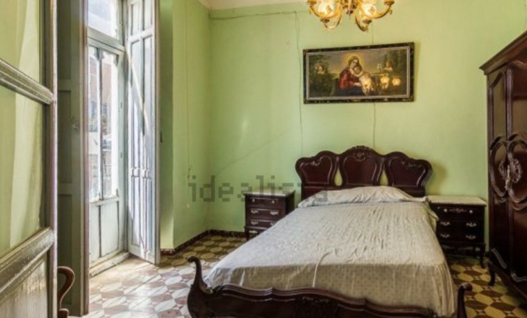 Amazing Partially renovated four story house, 5 Bed , 2 Bath in central Velez-Rubio.