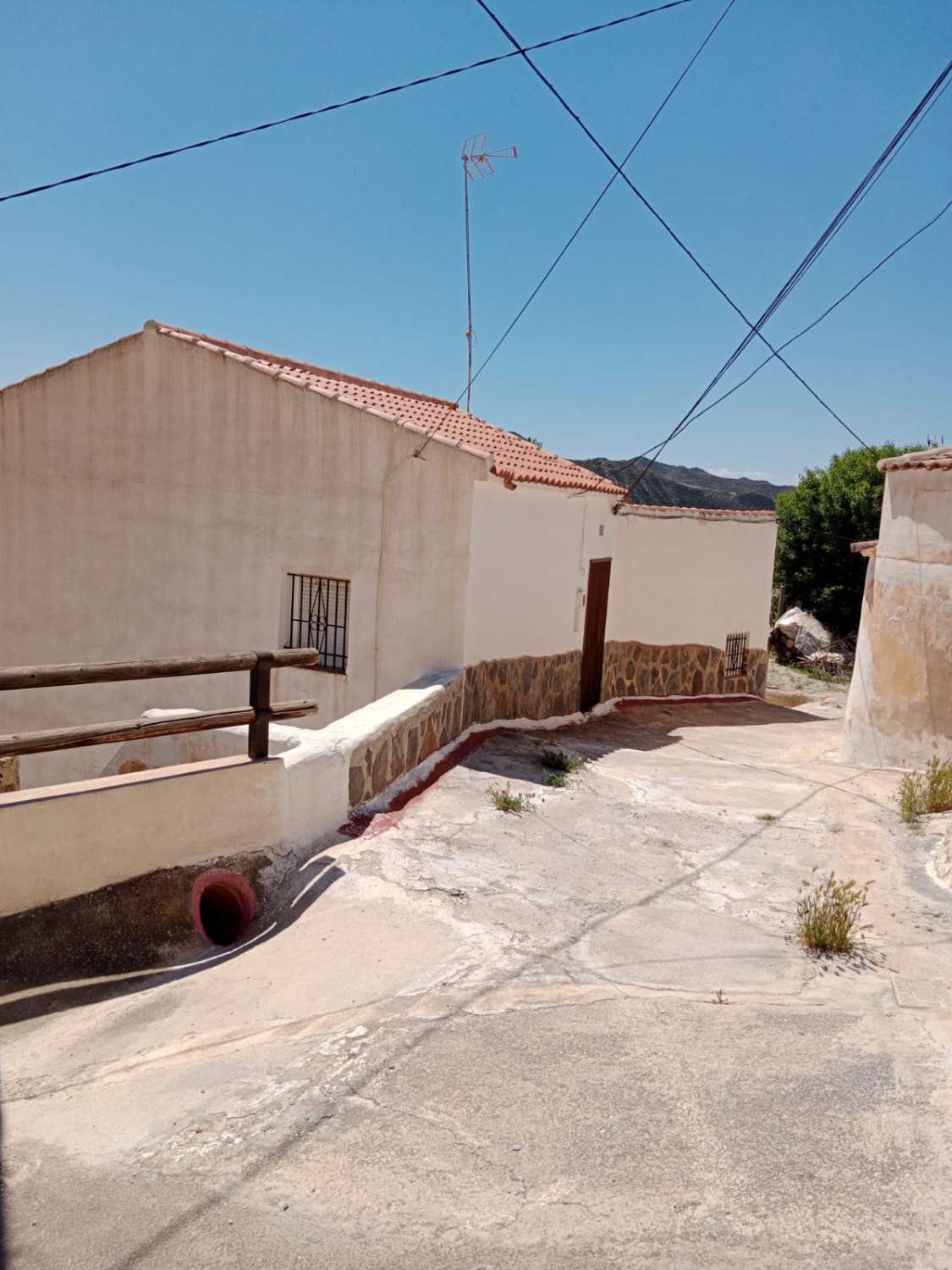 Attractive and airy, four bedroom town house in Castilléjar, Granada