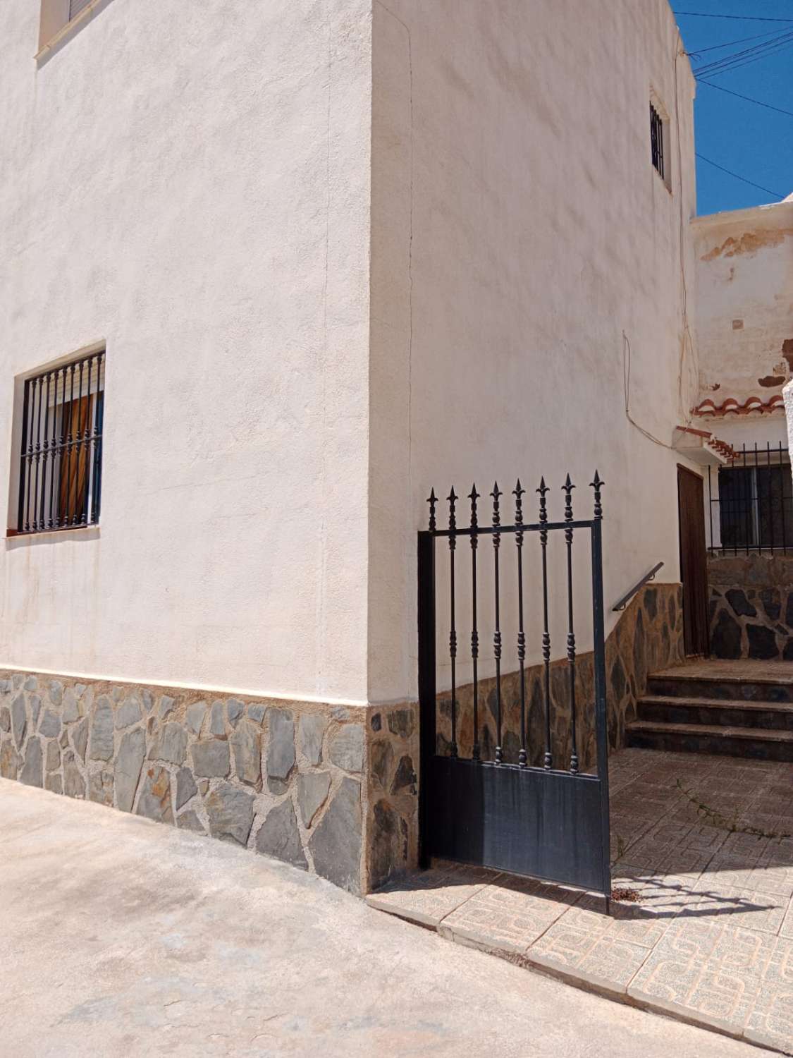 Attractive and airy, four bedroom town house in Castilléjar, Granada