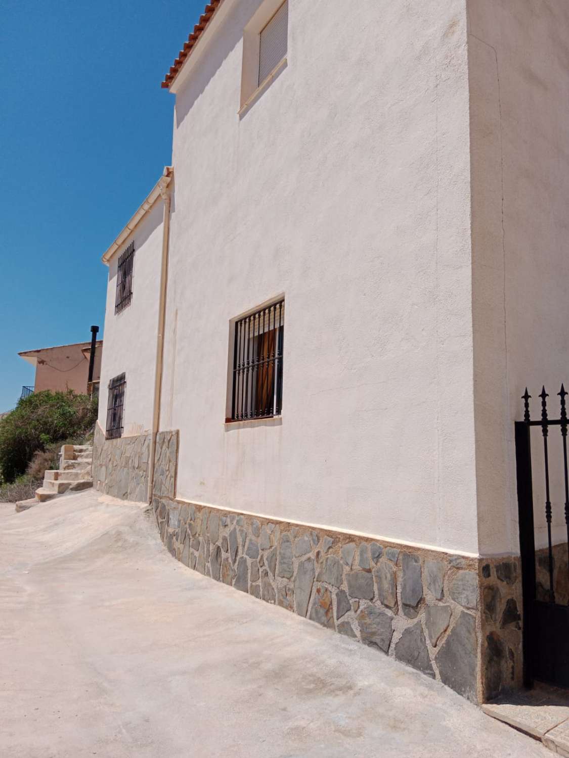 Attractive and airy, four bedroom town house in Castilléjar, Granada