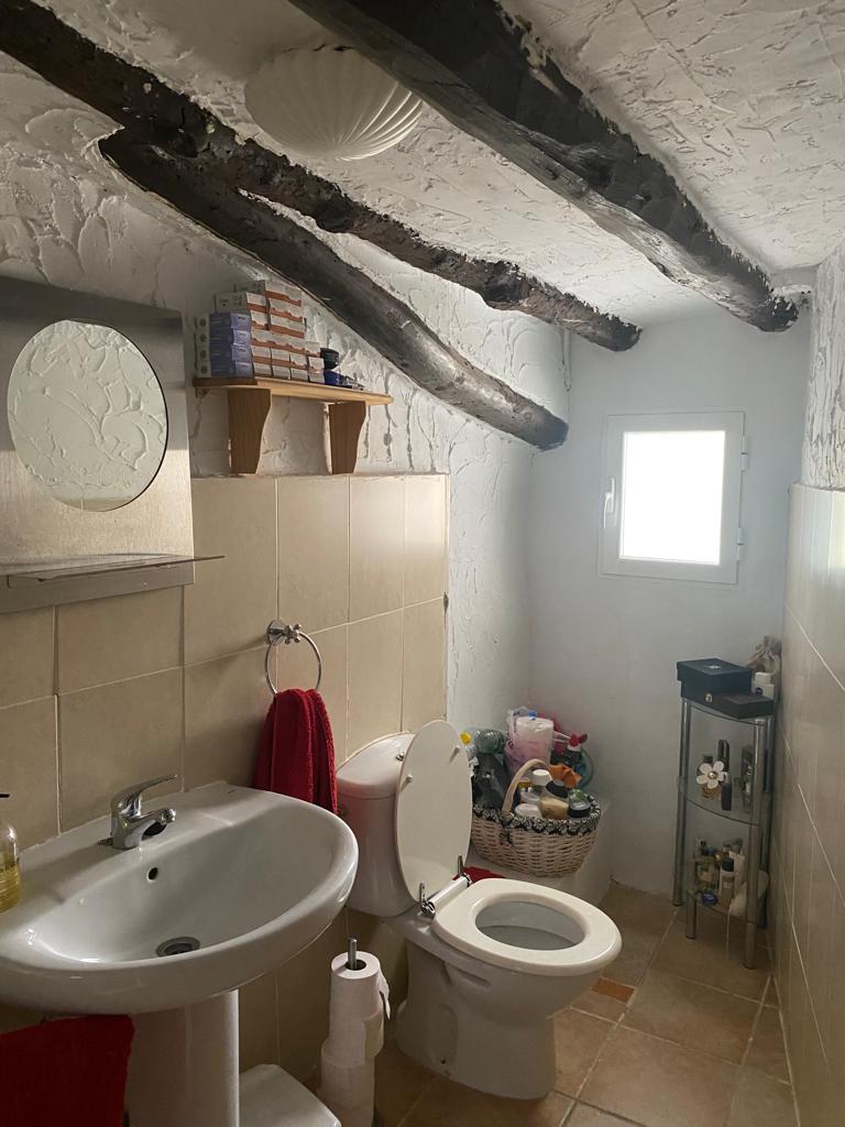 Cinq chambres, trois/quatre salles de bain, belle maison de campagne restaurée à Veiez-Rubio