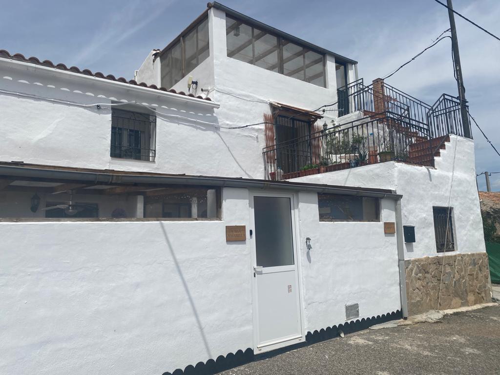 Cinq chambres, trois/quatre salles de bain, belle maison de campagne restaurée à Veiez-Rubio