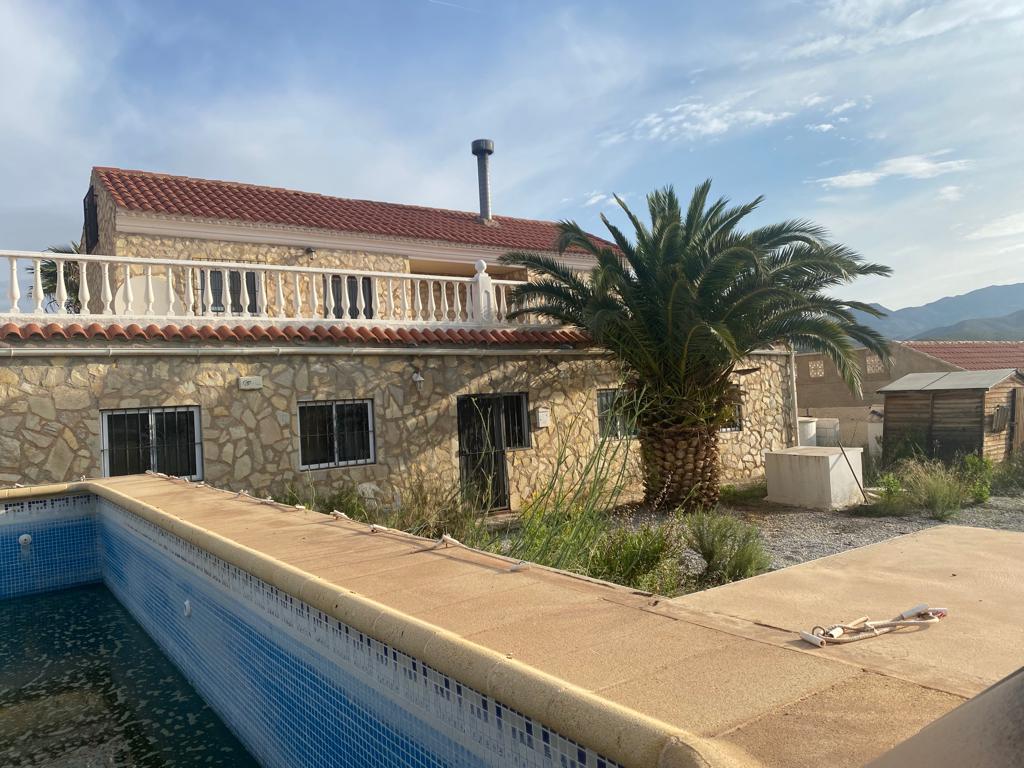 Villa de 4 dormitorios y 4 baños con piscina en Oria