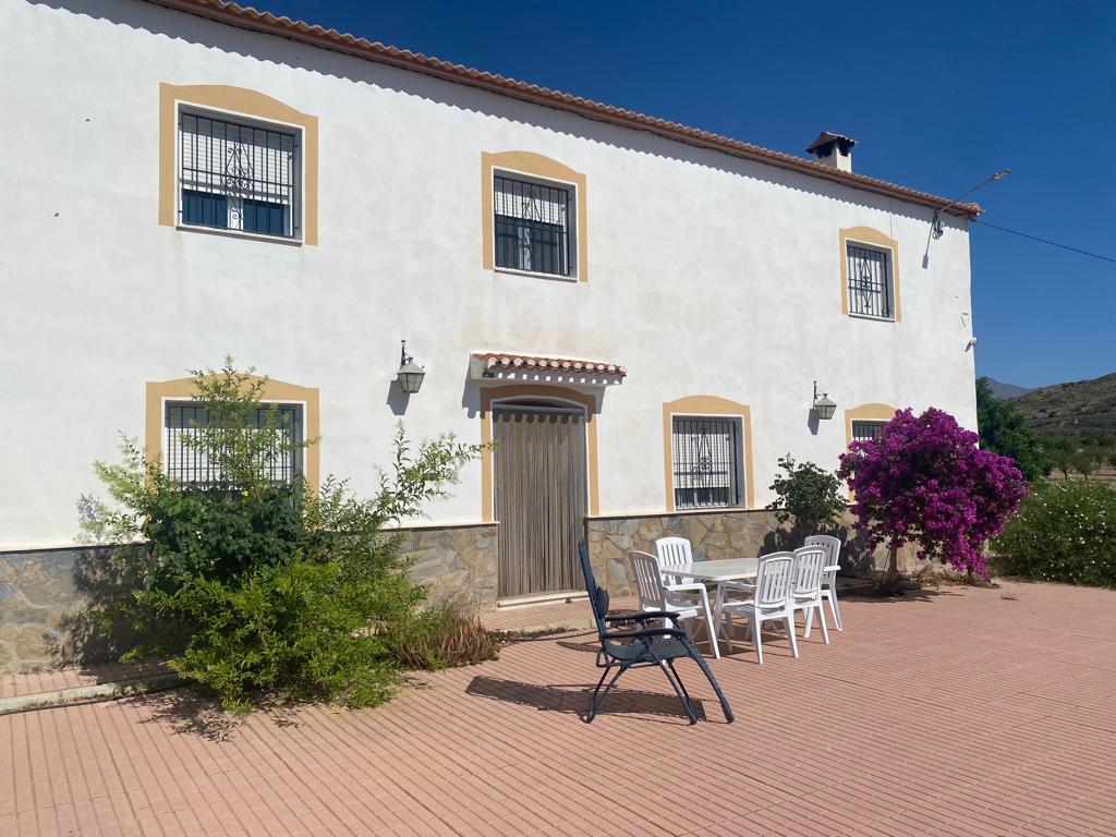 Grande ferme composée de trois maisons à Saliente Bajo