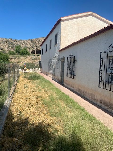 Grande ferme composée de trois maisons à Saliente Bajo