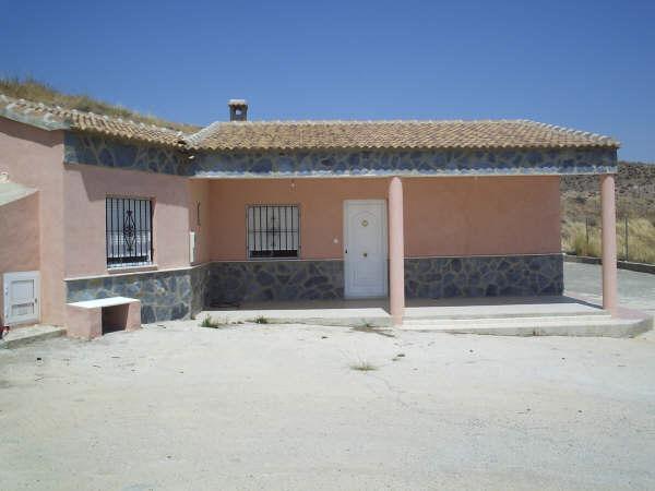 Grande ferme composée de trois maisons à Saliente Bajo