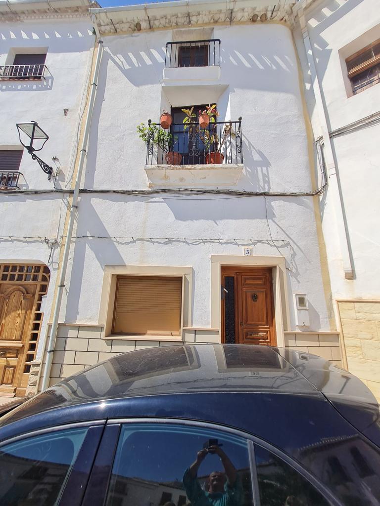 Casa adosada de 3/5 dormitorios en posición privilegiada en la calle principal de Vélez-Blanco