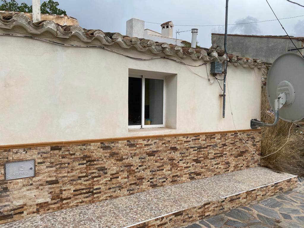 Ready to move into renovated 2 Bed bungalow in Oria