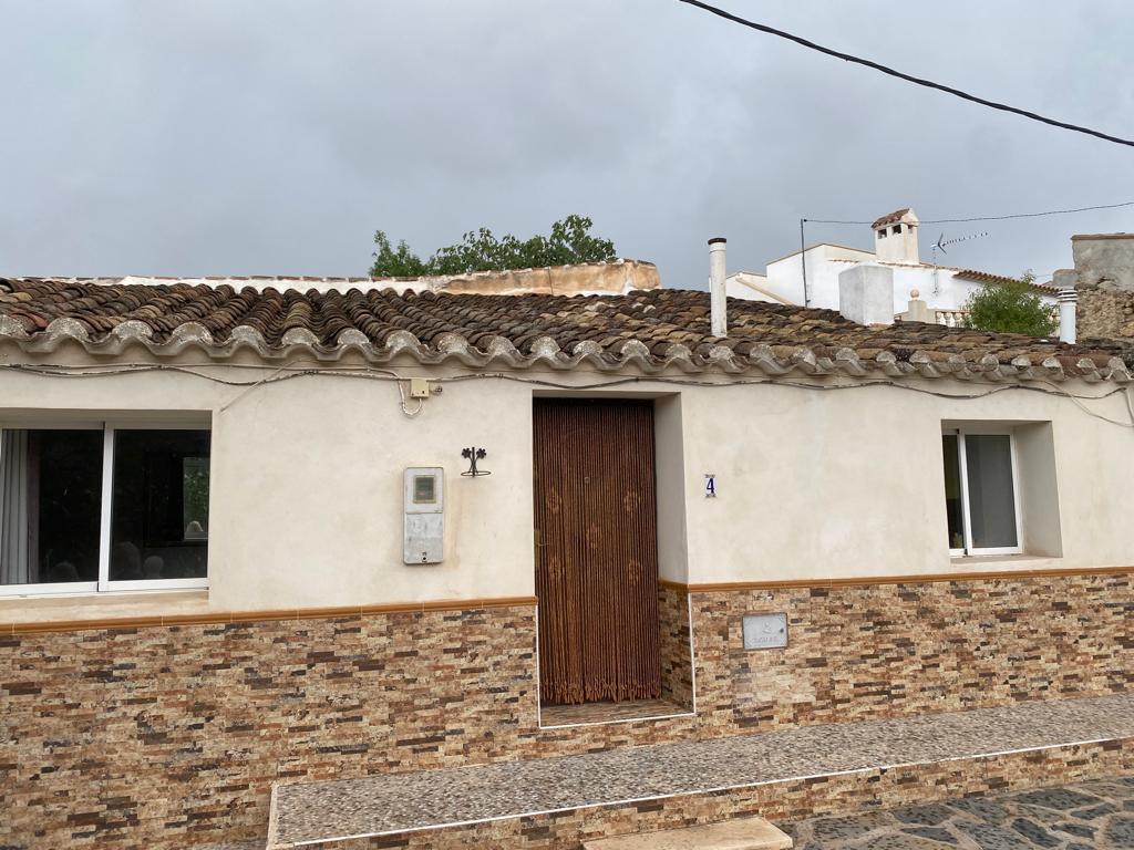 Ready to move into renovated 2 Bed bungalow in Oria