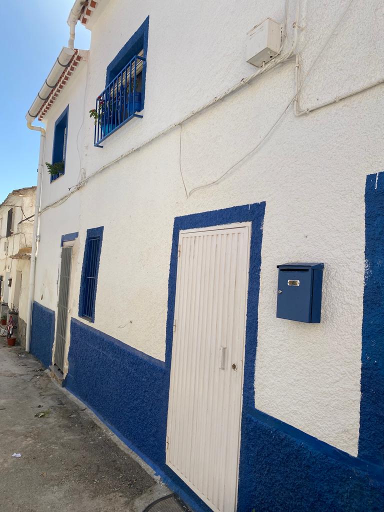 Gran casa de pueblo amueblada y bellamente reformada de 5 dormitorios cerca del centro de Chirivel